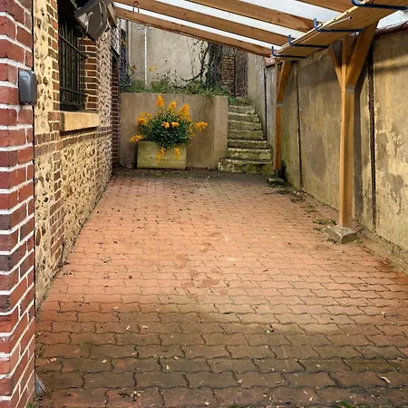 House With Garden And Garage روان