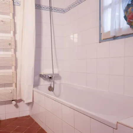 بيت للعطل House With Garden And Garage *